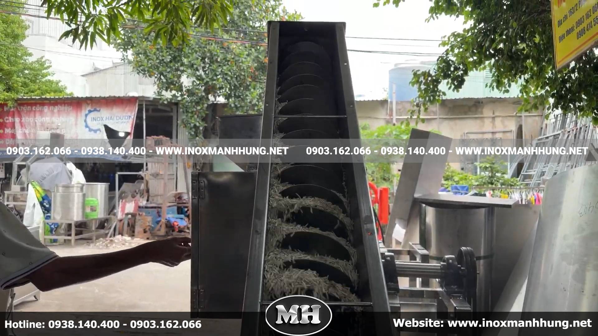 Ứng dụng thực tế của bộ cấp liệu nguyên liệu khô trong các dây chuyền - Lắp đặt bộ cấp liệu cho máy trộn công nghiệp công suất lớn