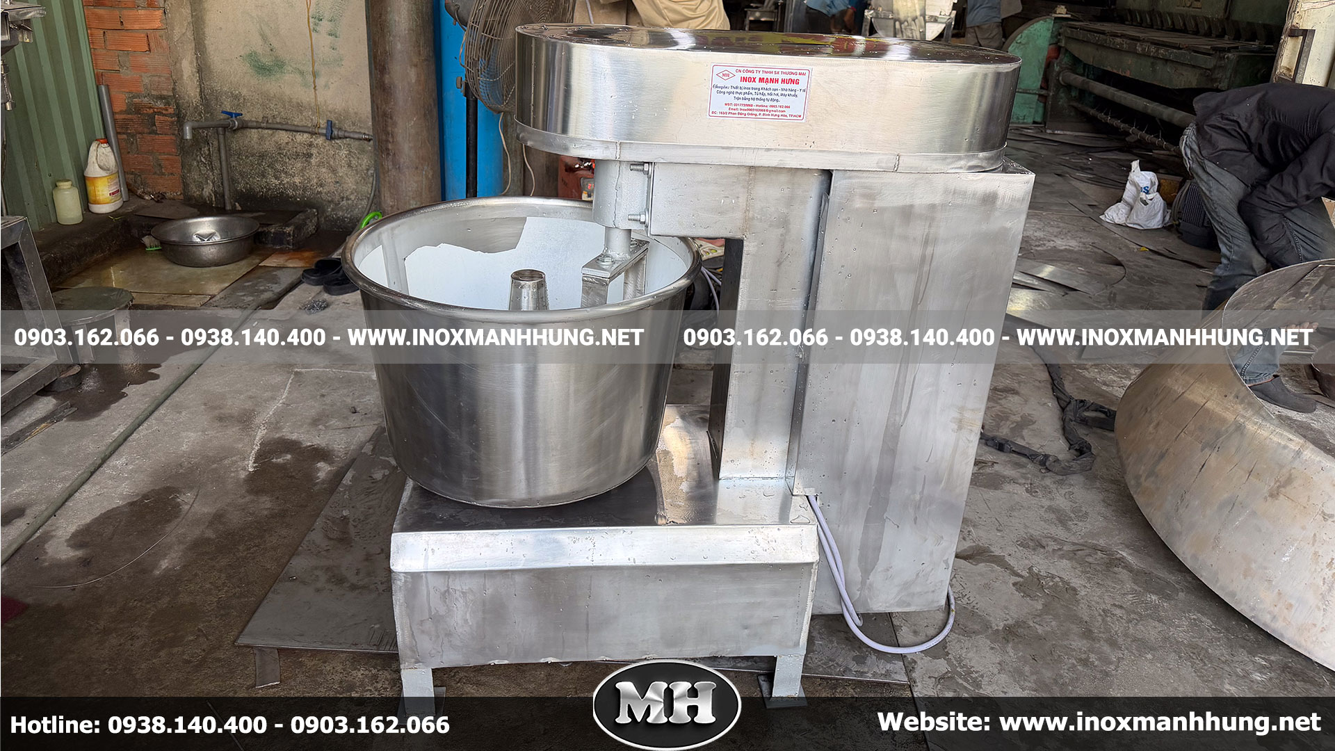 Máy Quết Chả Cá Trộn Bột Mì là thiết bị chuyên dụng được thiết kế để trộn chả cá