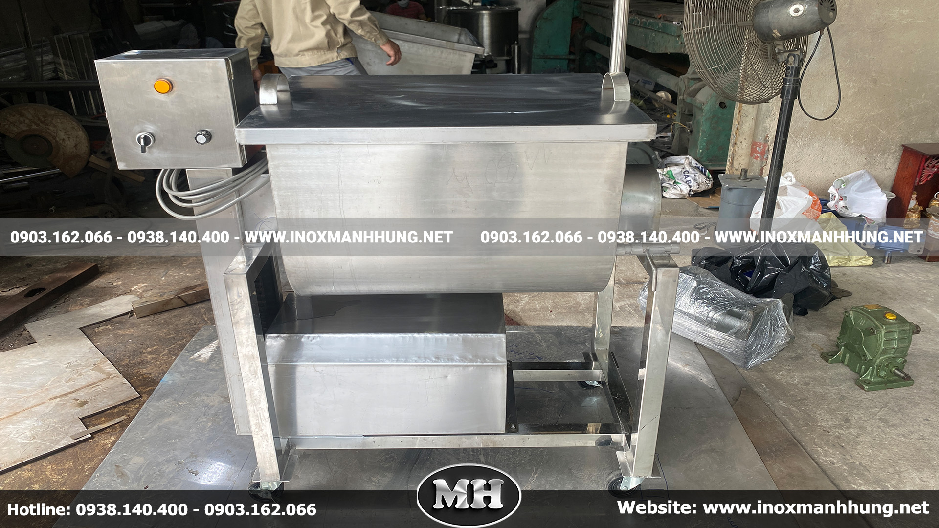 Máy trộn dược phẩm được Inox Mạnh Hưng thiết kế dưới dạng nằm ngang