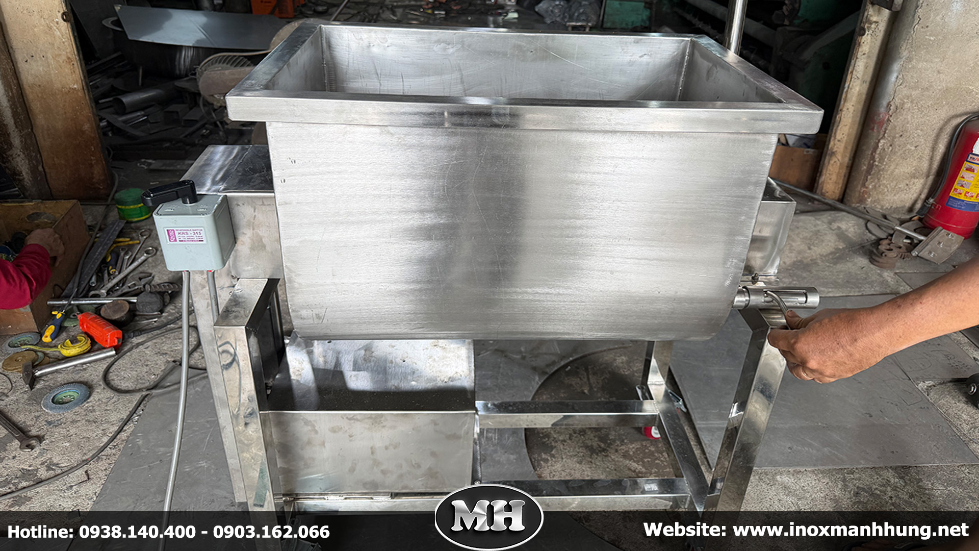 Inox Mạnh Hưng là đơn vị chuyên sản xuất Máy trộn gia vị nằm ngang uy tín tại TP.HCM