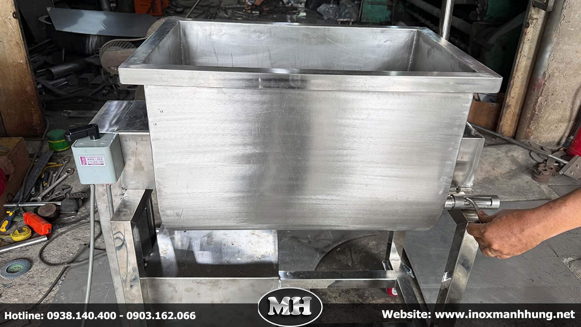 Máy được sản xuất bằng inox 304, an toàn, dễ dàng vệ sinh