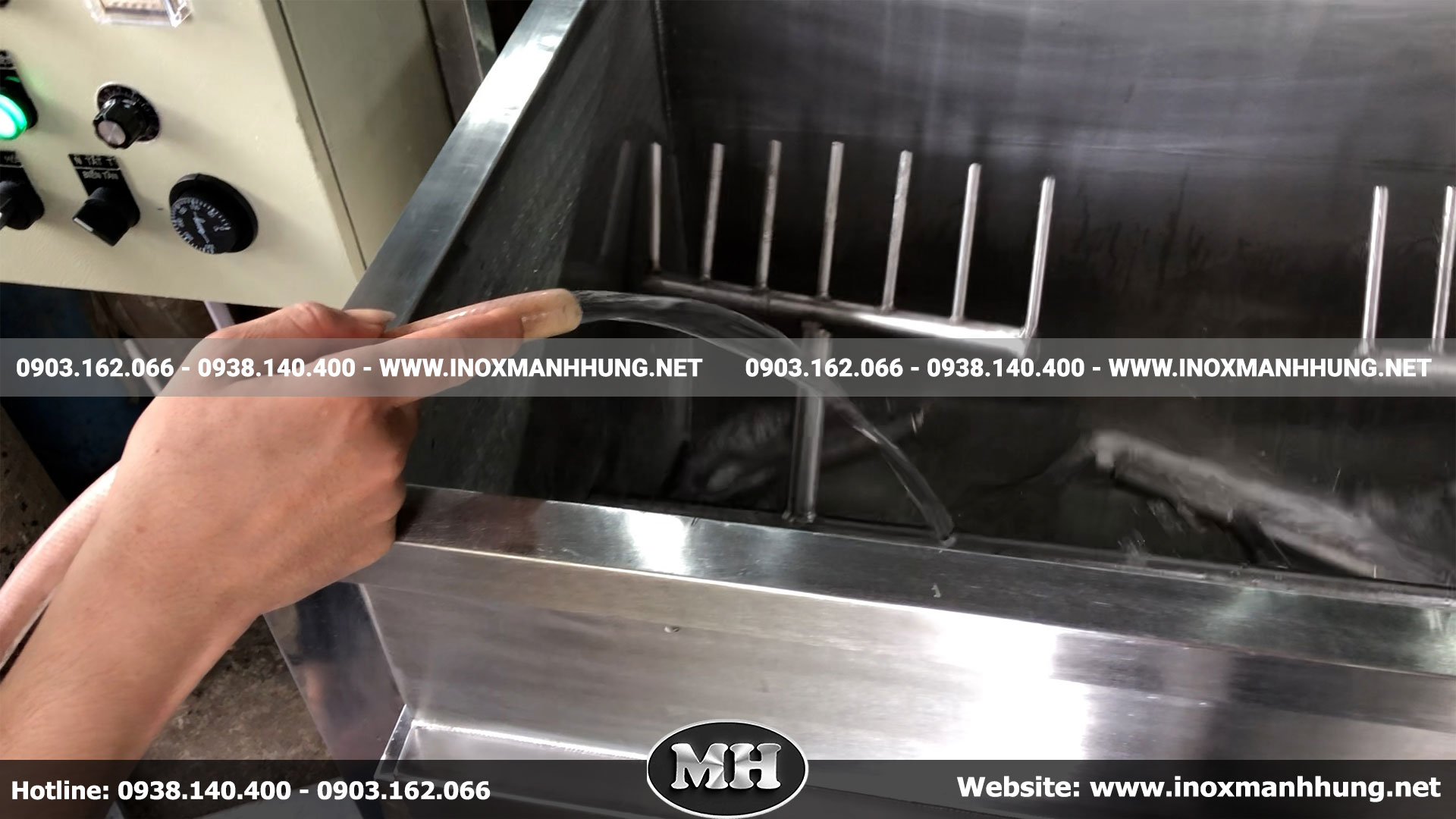 Máy được sản xuất từ inox 304, dễ vệ sinh chùi rửa