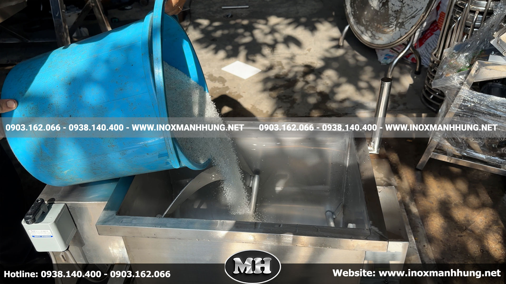 Tính năng nổi bật: Trộn đảo hai chiều, gạt chốt đổ liệu tiện lợi